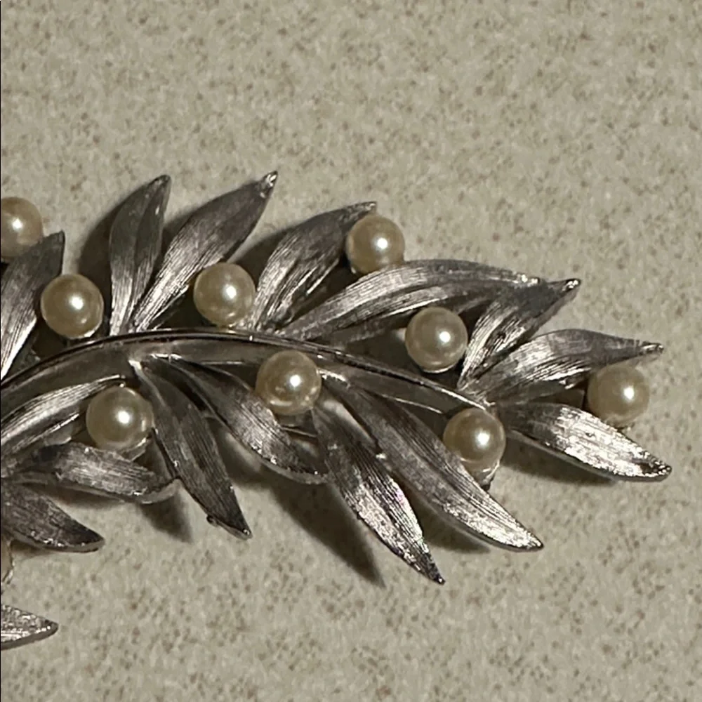Vintage Crown Trifari Silver tone Leaf Brooch with faux Pearls (805)